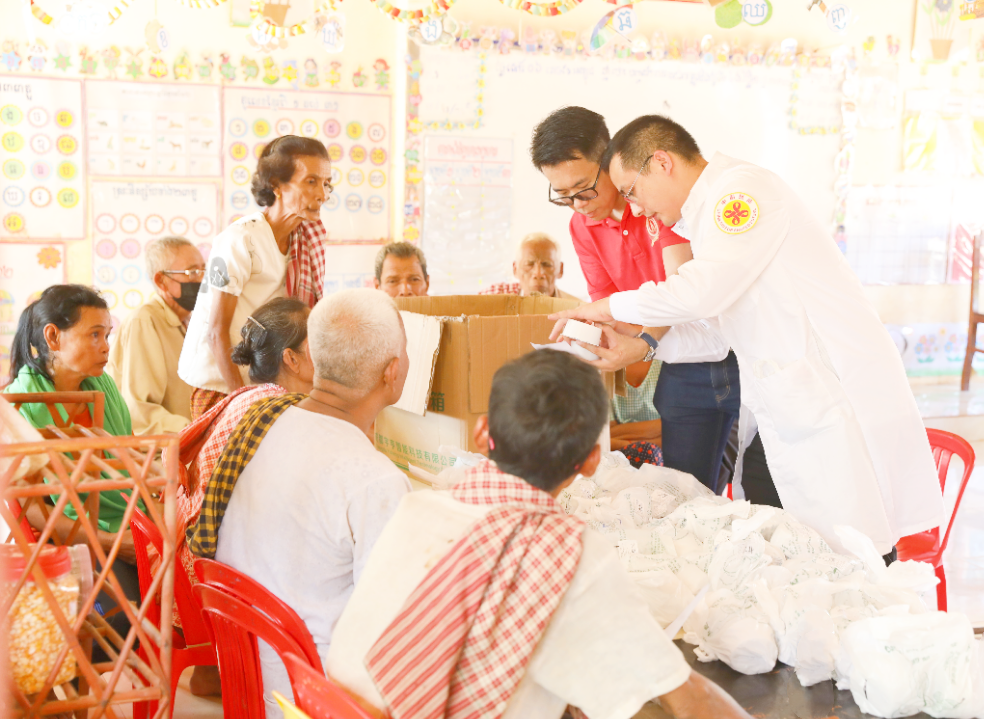 银河官方网站7163 | 中国志愿者走进柬埔寨乡村学校 爱心浇开“友谊之花”